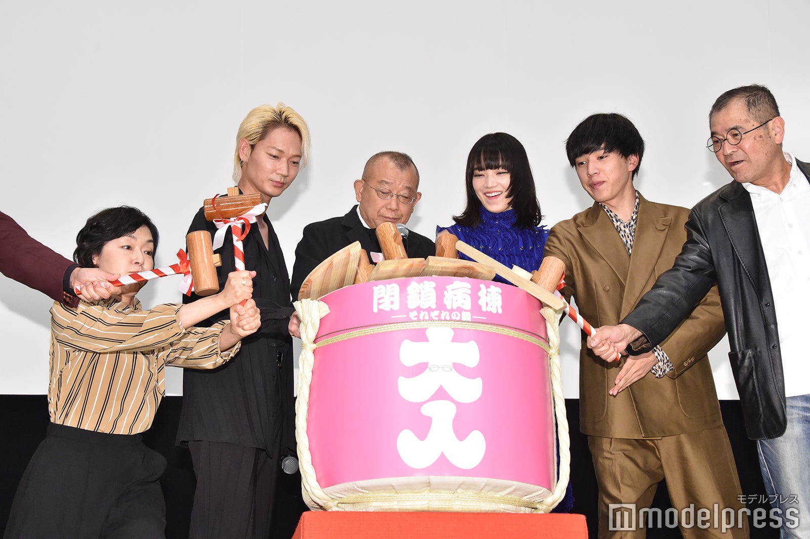 （左から）小林聡美、綾野剛、笑福亭鶴瓶、小松菜奈、坂東龍汰、平山秀幸監督（C）モデルプレス