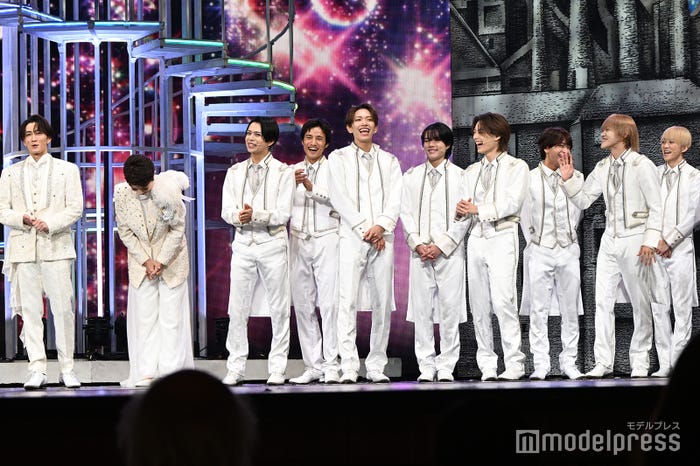 少年忍者のギラギラ感を見て反省する渡辺翔太(左)、欲深さを否定する元木湧、笑って見守る少年忍者(C)モデルプレス