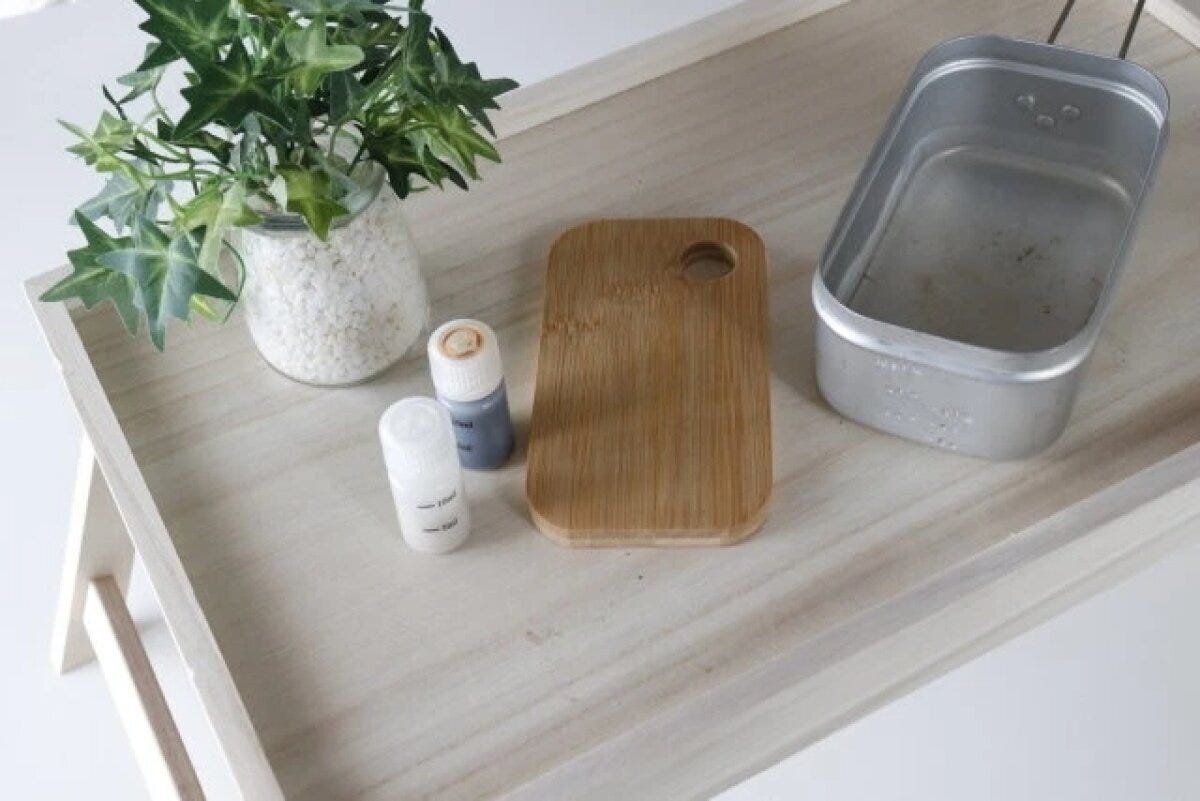 折りたたみテーブルに観葉植物やメスティンを置いた使用例 折りたたみテーブルに観葉植物やメスティンを置いた使用例