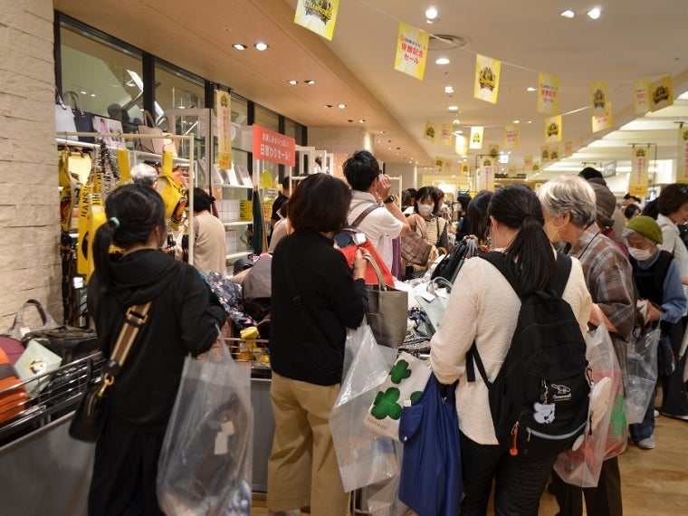 「優勝記念セール」でにぎわう阪神梅田本店