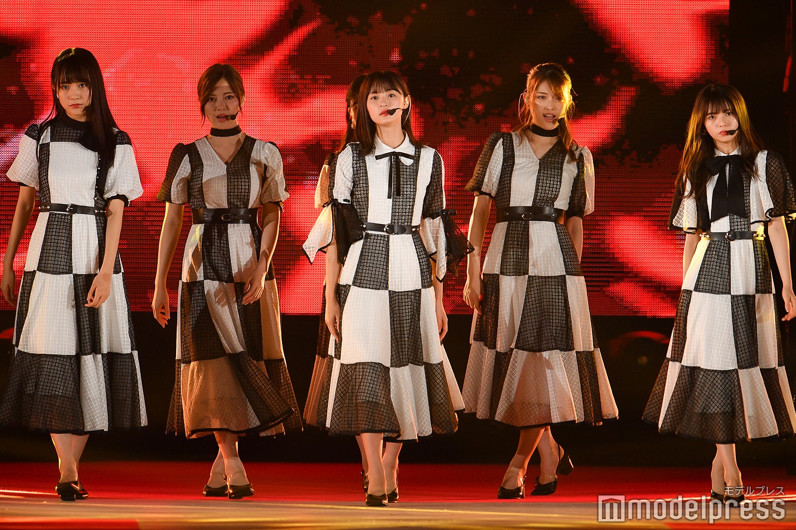 賀喜遥香、白石麻衣、遠藤さくら、松村沙友理、齋藤飛鳥（C）モデルプレス