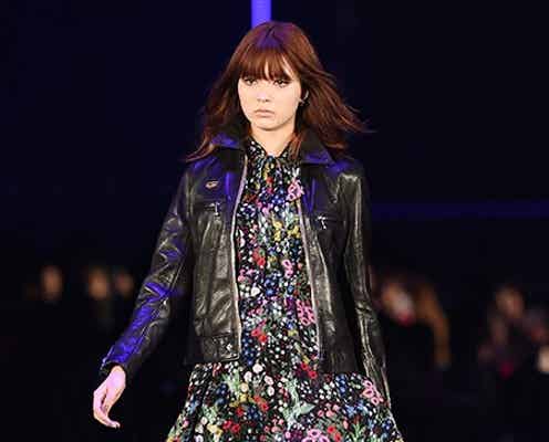 八木アリサ、色白美脚まぶしいクールなランウェイ ミニワンピで登場<TGC2015A/W>