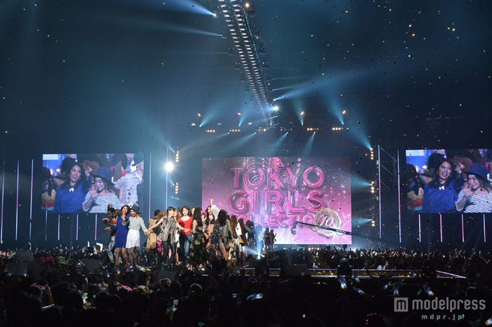 キーの呼びかけで総勢約100人のモデルが登場