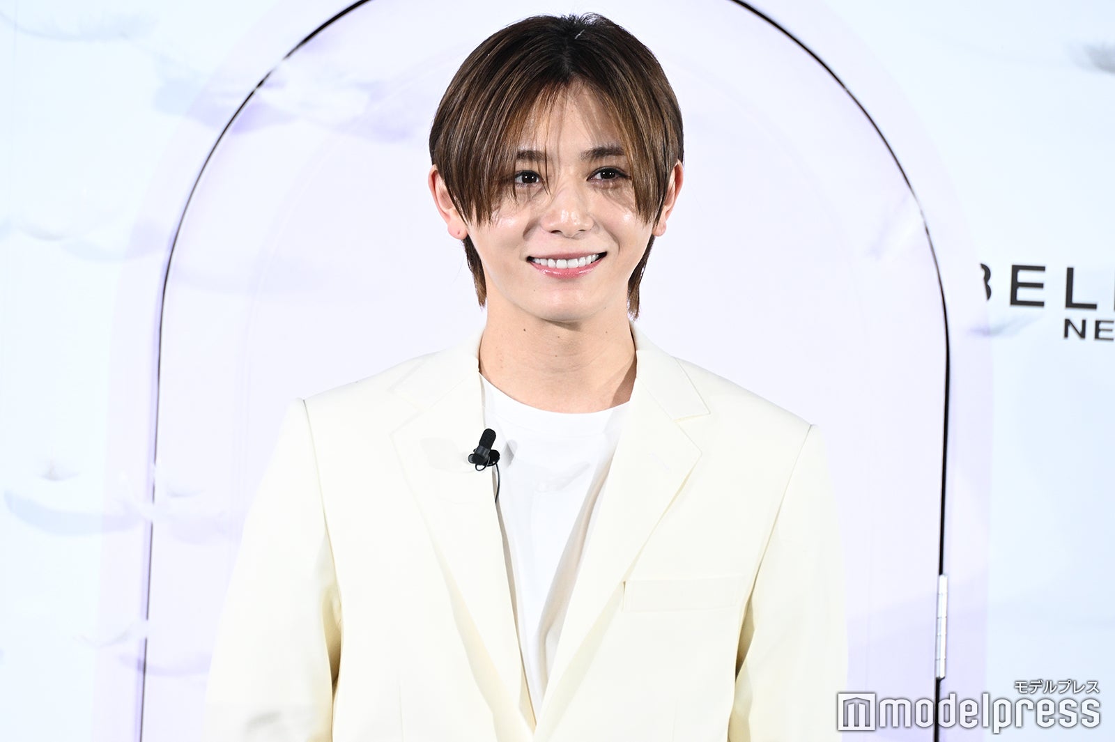 Hey! Say! JUMP山田涼介、羽舞う扉から登場 “得意分野”で撮影1発OK「アイドルとして結構羽吹かせてもらっていたので」