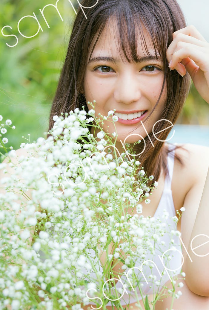 小坂菜緒1st写真集「君は誰?」ランダム封入ポストカード/撮影:藤原宏