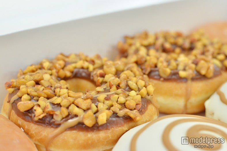 既存の人気商品「キャラメル ダブル ナッツ」をドレスアップした「キャラメル ダブル ナッツ リッチ」