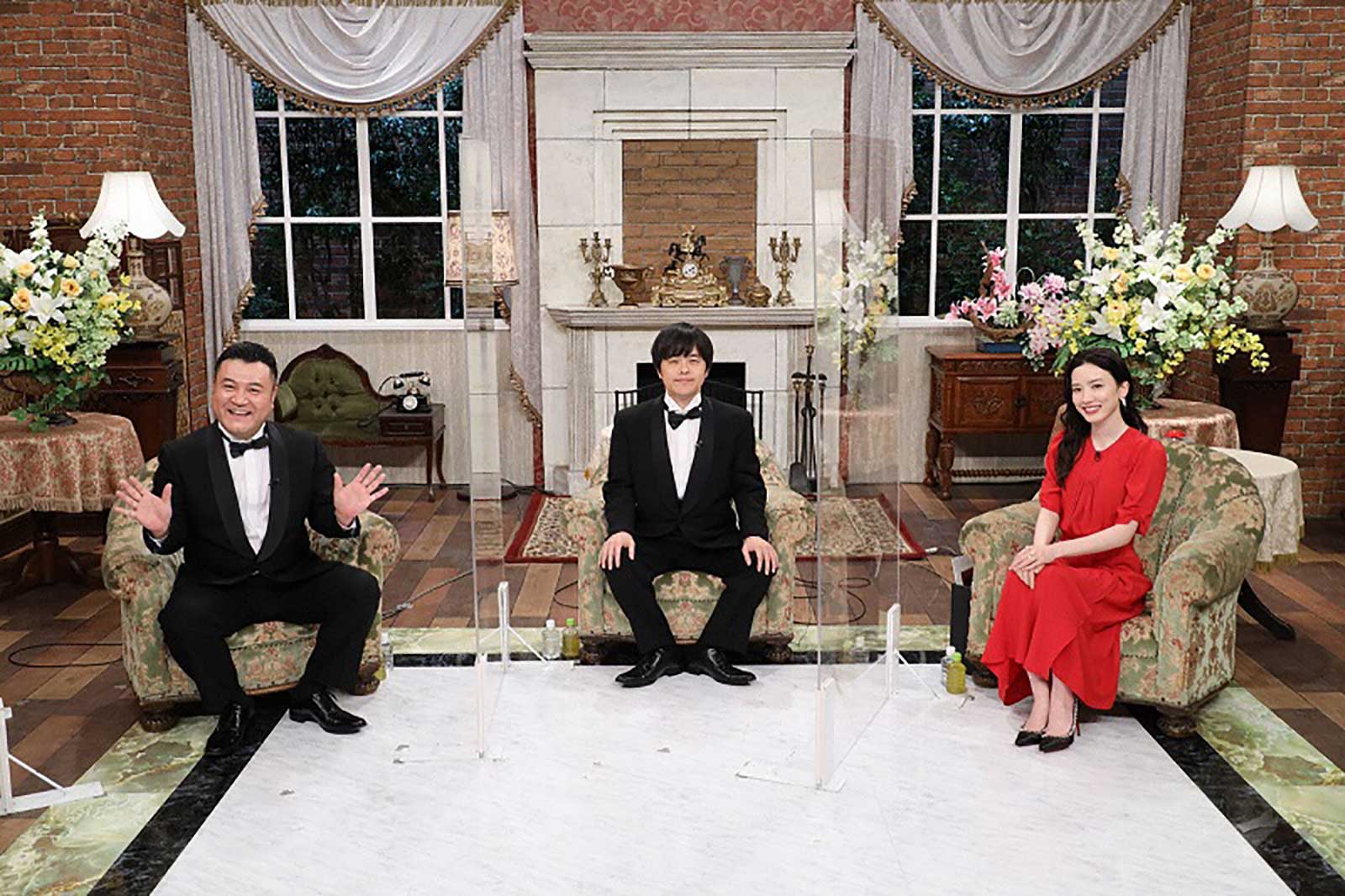 （左から）山崎弘也、バカリズム、永野芽郁 （C）フジテレビ