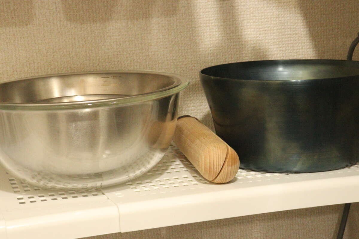 つっぱり棒用棚にボウルとすりこぎが安定して置かれている つっぱり棒用棚にボウルとすりこぎが安定して置かれている