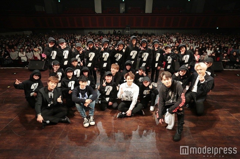 キッズダンサーと記念撮影（写真：平野哲郎）
