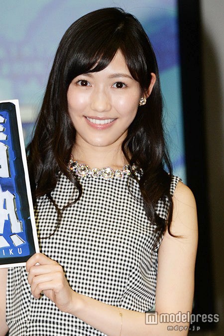 笑顔で意気込みを語る