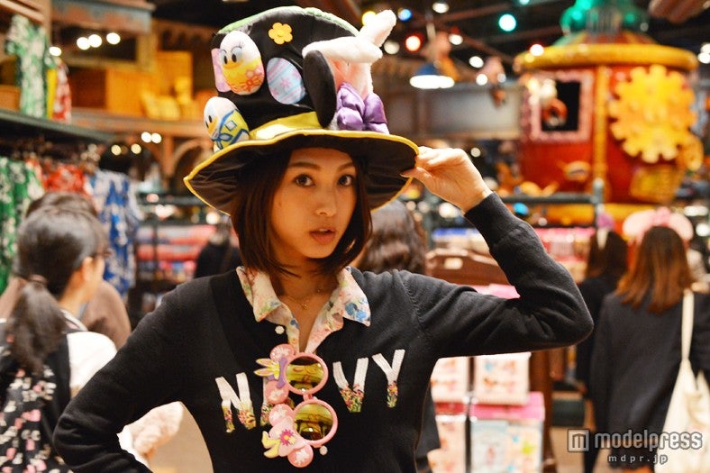 ディズニーランドの身につけアイテム、ファンキャップ／モデル：福間文香