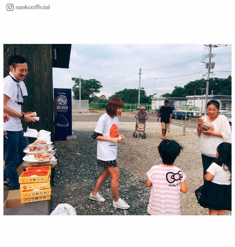 仮設住宅で被災者とふれあい／紗栄子Instagramより