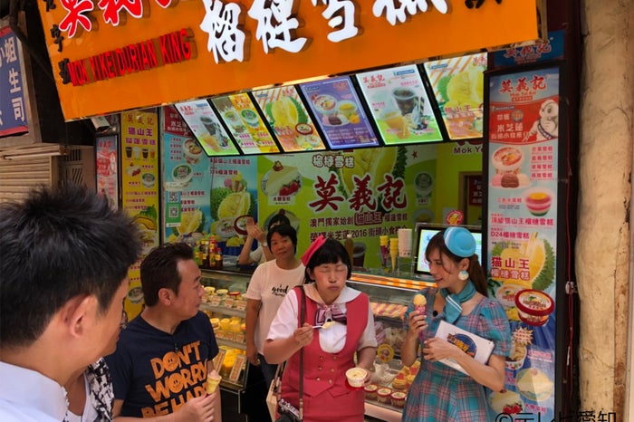 大三巴街で食べ歩き（C）テレビ愛知