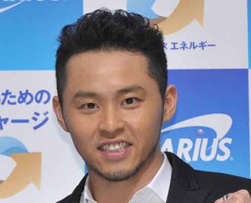 婚約中の北島康介、笑顔で会見に登場
