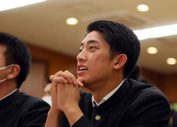 横浜・織田翔希が満面笑みでポーズ！まさかの巨人1位指名直後後→巨人ドラ3・池田聖摩の記念撮影で最前列へ 動揺を封印して仲間を心から祝福