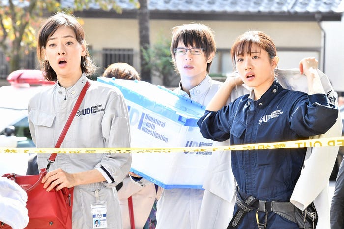 市川実日子、窪田正孝、石原さとみ/「アンナチュラル」第2話より(C)TBS