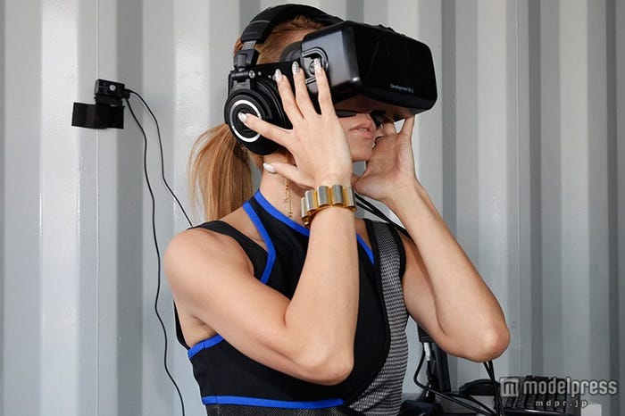 360度VR・ミュージックビデオ「Dance In The Rain」を体験している倖田來未