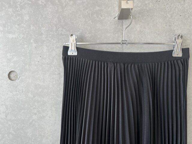 UNIQLO:C ユニクロ プリーツカラーブロックスカート ブラック サテンプリーツ UNIQLO:C ユニクロ プリーツカラーブロックスカート ブラック サテンプリーツ
