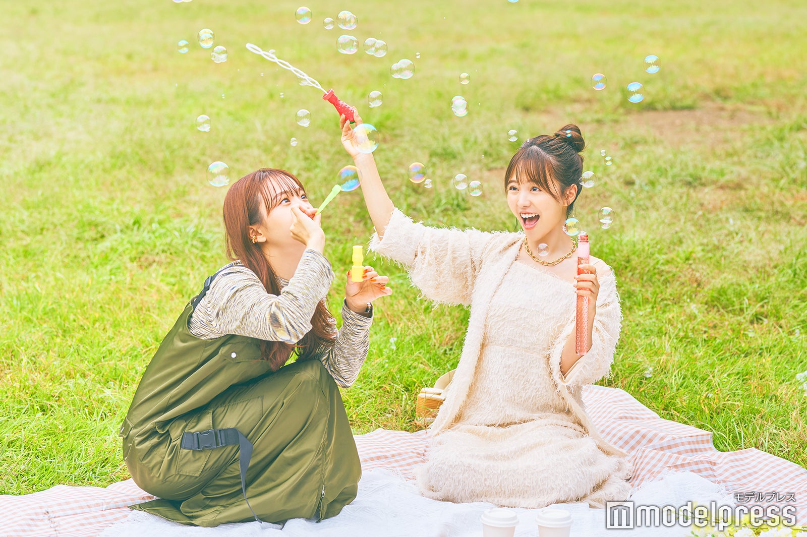 （左から）田久保夏鈴、新田さちか（C）モデルプレス