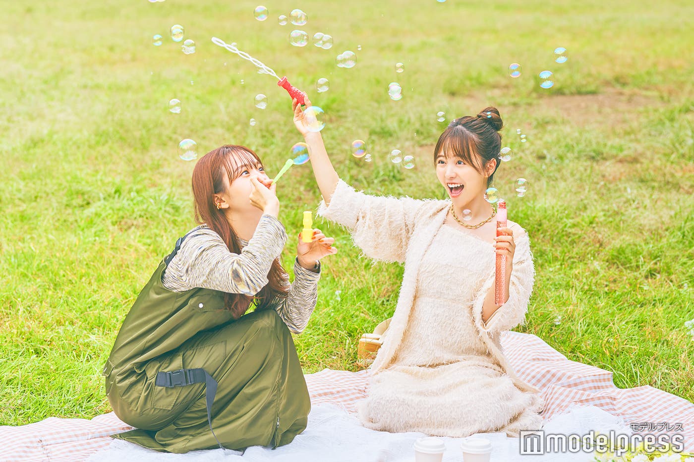 (左から)田久保夏鈴、新田さちか(C)モデルプレス