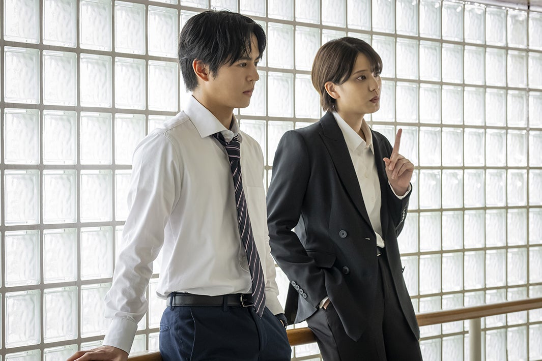 奥野壮、山崎紘菜（C）カンテレ、テレビ西日本