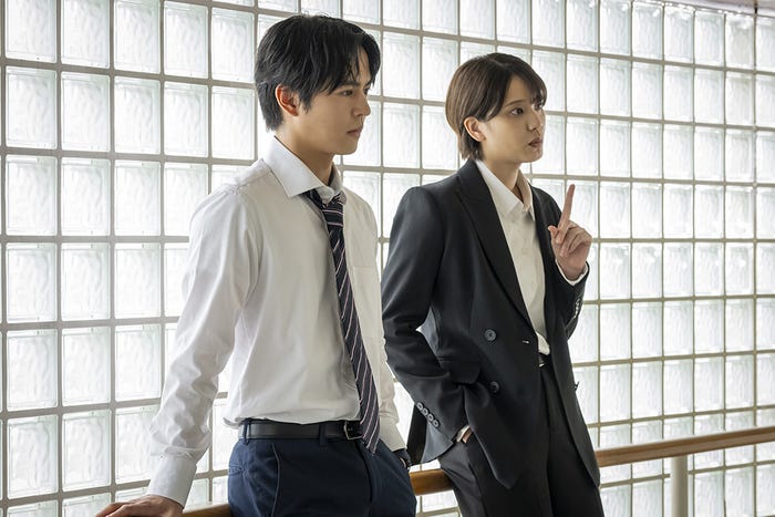 奥野壮、山崎紘菜(C)カンテレ、テレビ西日本