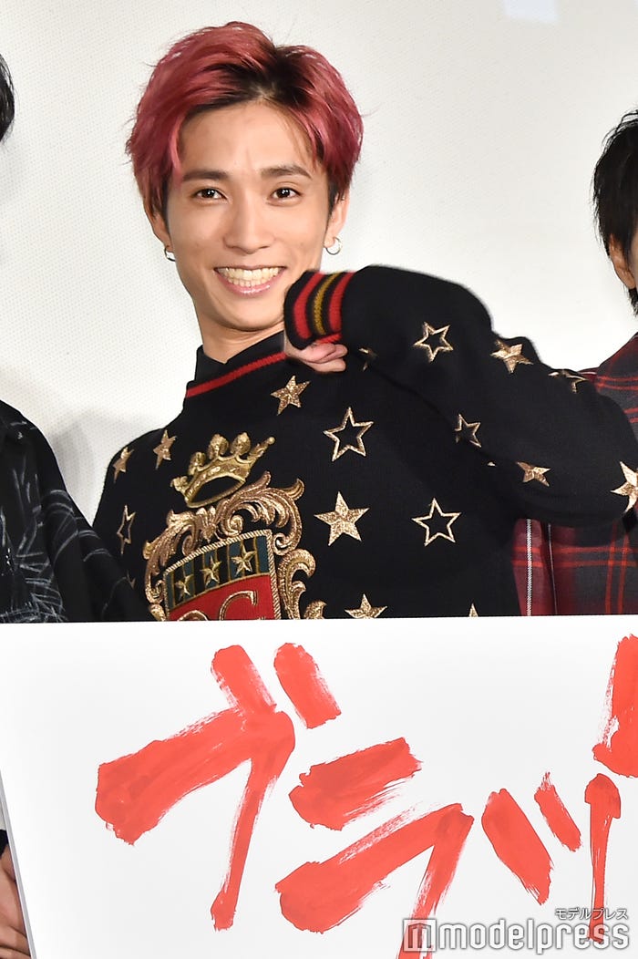 ポーズをお願いするとノリノリでポーズを見せてくれた田中樹。これは「1人だけチャリで来た」…?(同作第4話参照) (C)モデルプレス