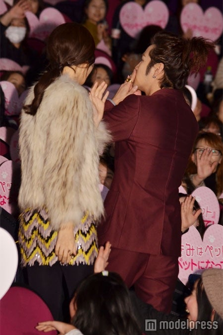 ファンに投げキッスを贈るチャン・グンソク