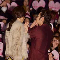 ファンに投げキッスを贈るチャン・グンソク