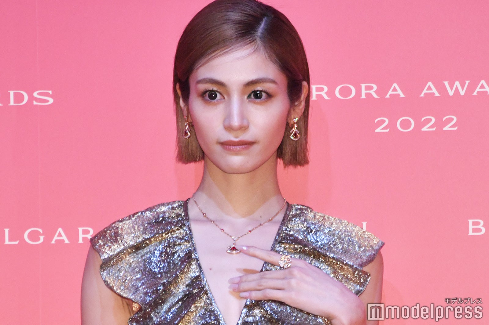 Happiness楓、胸元ざっくりゴールドドレスで登場 時計＆ネックレスにリンク＜BVLGARI AVRORA AWARDS 2022＞
