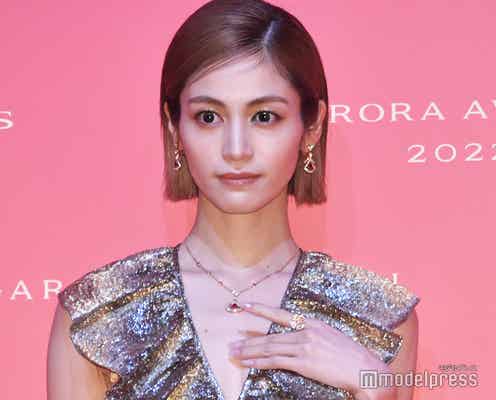 Happiness楓、胸元ざっくりゴールドドレスで登場 時計&ネックレスにリンク<BVLGARI AVRORA AWARDS 2022>
