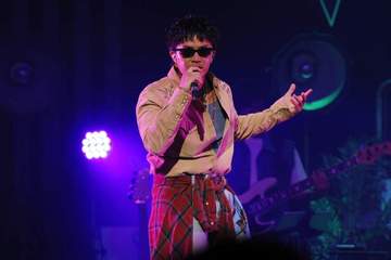 KAZ 初のソロツアー完走「憧れの歌手」が特別出演しコラボ「こんな日が来るなんて」