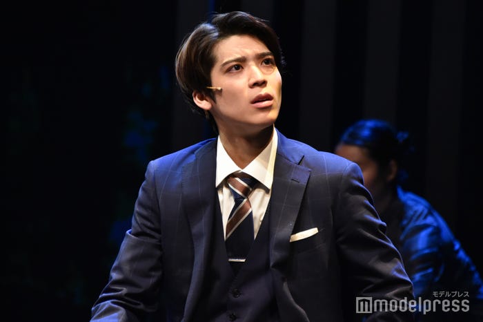 木崎の話を聞く柿沼(松島聡)/「こどもの一生」 (C)モデルプレス