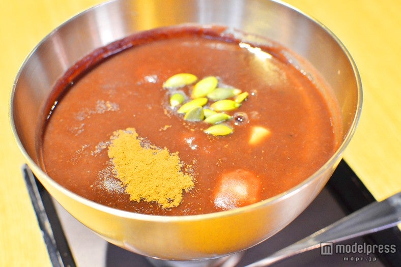 韓国ではお馴染みの真鍮の器で味わうあずき粥