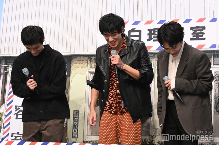 立ち位置が分からなくなる高良健吾、中島歩、草川拓弥(C)モデルプレス