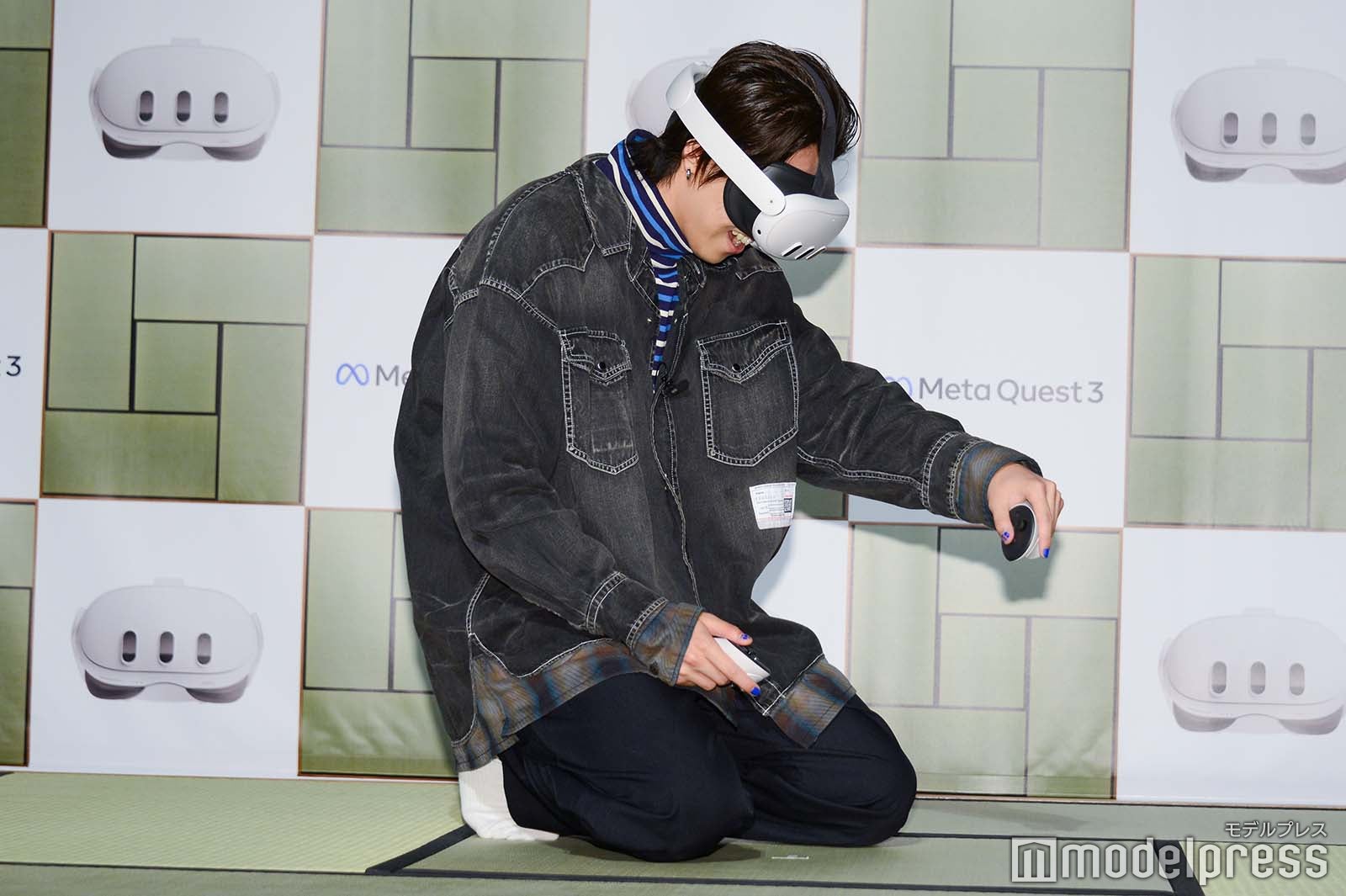 猫と戯れるタカシ（C）モデルプレス