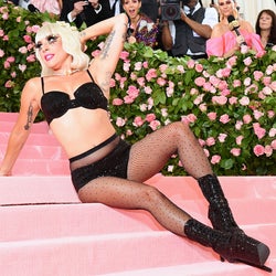 レディー・ガガ、ドレスを次々脱ぎだし“SEXYランジェリー”スタイルに<MET GALA2019>