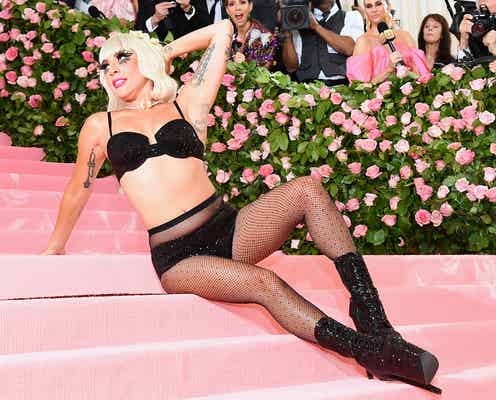 レディー・ガガ、ドレスを次々脱ぎだし“SEXYランジェリー”スタイルに<MET GALA2019>