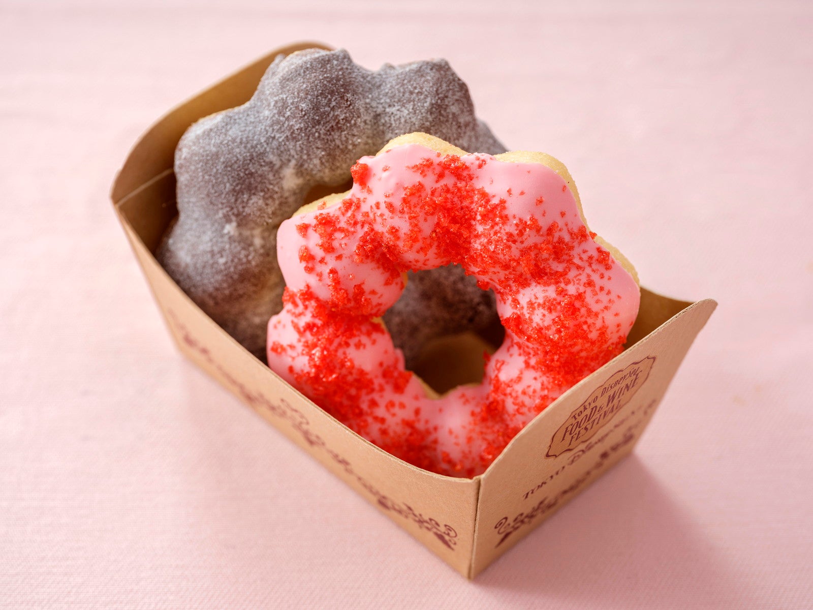 ドーナツ（ストロベリー、チョコ）¥650 （C）Disney