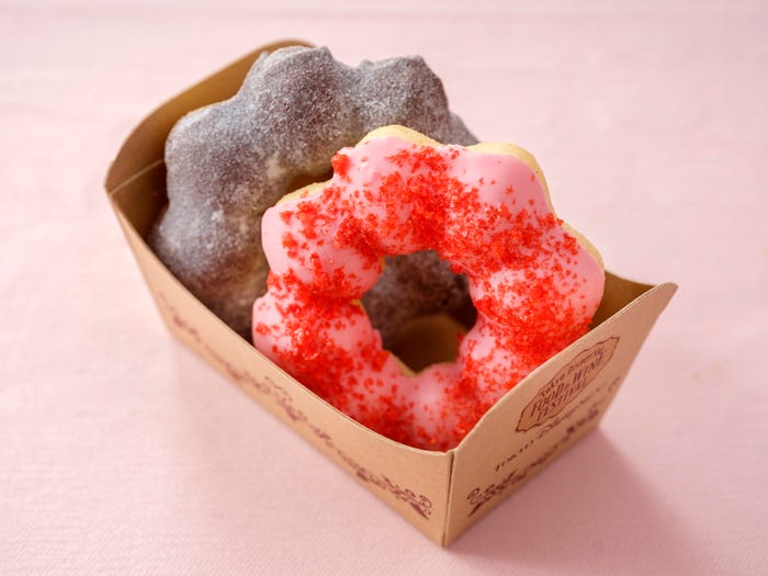 ドーナツ(ストロベリー、チョコ)¥650 (C)Disney