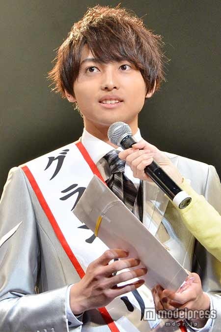 受賞後のスピーチをする桜美林大学・根本拓夢さん