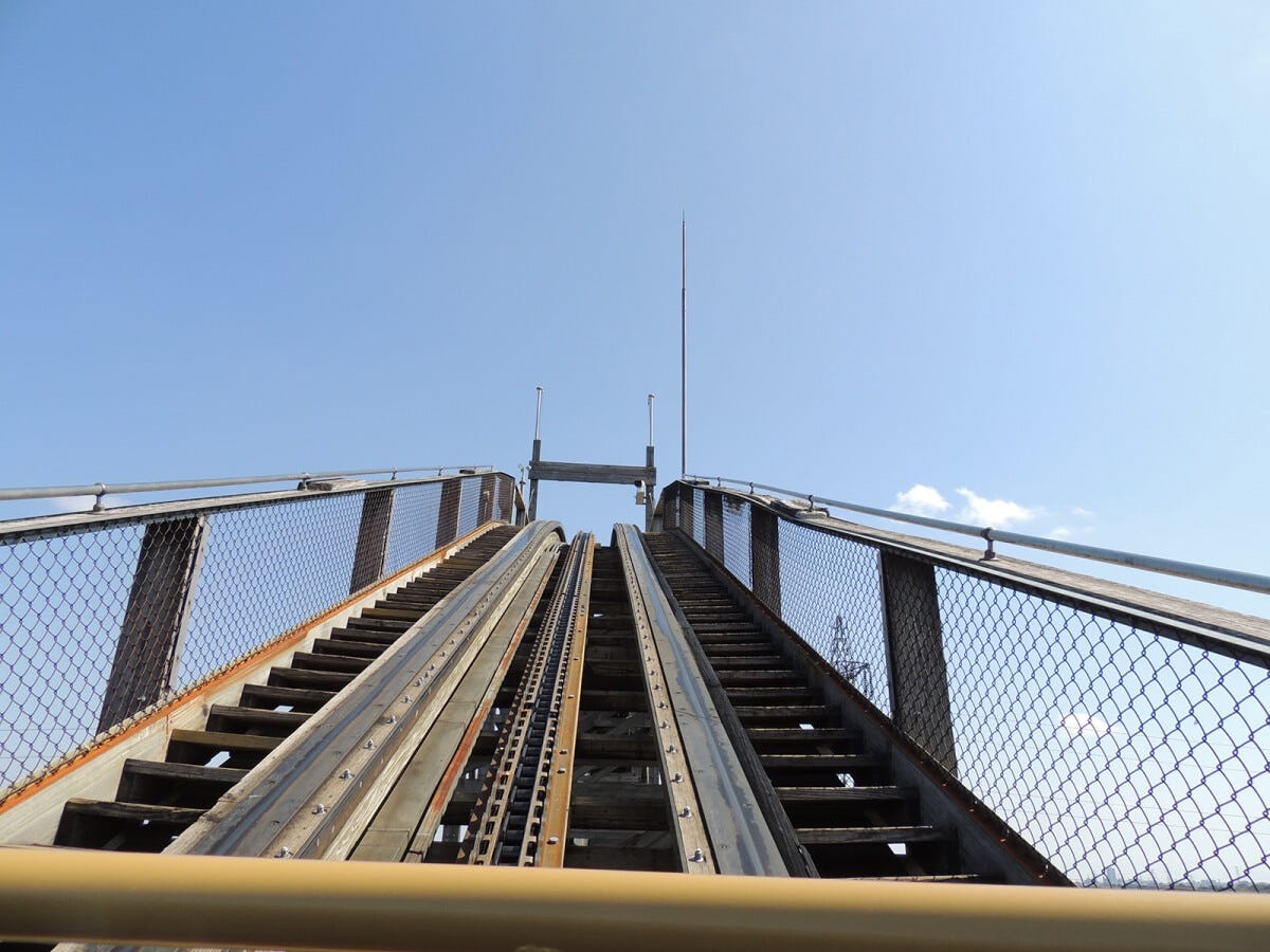 もう少しで頂上。このあたりで左方面を見渡せば東武動物公園のパークが見えてきます