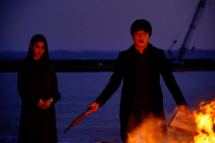 土屋太鳳、田中圭/「哀愁しんでれら」場面写真(C)2021 『哀愁しんでれら』製作委員会