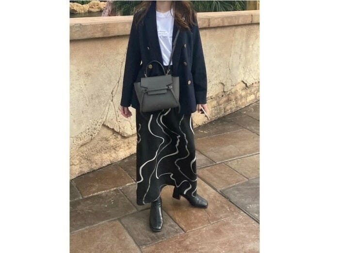プリントロングスカートで大人カジュアルコーデに　出典：WEAR