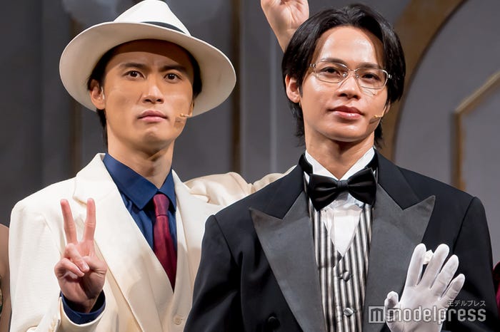 橋本良亮からせんべい好きを暴露される上田竜也(C)モデルプレス
