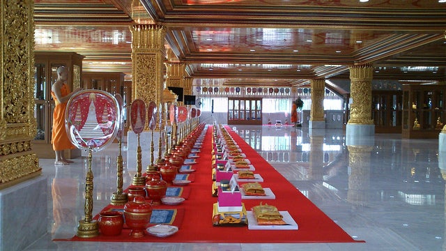 Alms offering at the Chedi, Wat Paknam by Paul Trafford