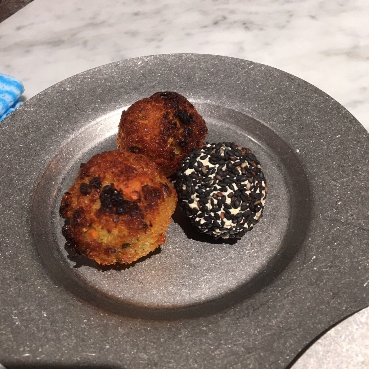 ファラフェルとビーガンチーズ／画像提供：株式会社フードリンクグループ