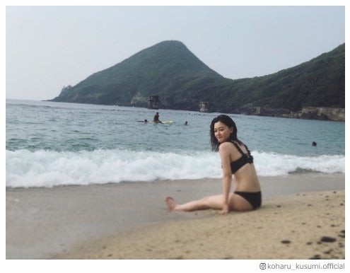 久住小春、美背中あらわなSEXY黒ビキニショットに絶賛の声続出