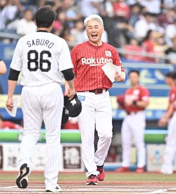 楽天・吉井新監督がメンバー交換 ロッテ・サブロー監督と笑顔で握手 真新しい背番号81の赤ユニホームで