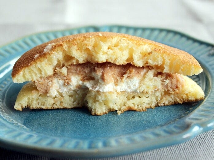 相対的にクリームの量は多くないので、生地の味もしっかり感じられます